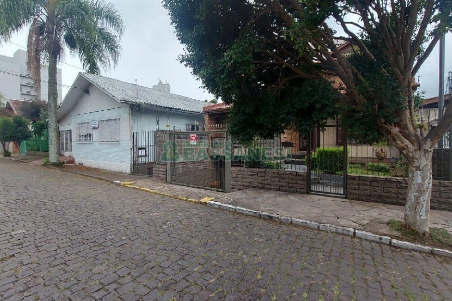 Casa com 340m², 3 dormitórios, 3 vagas, no bairro Panazzolo em Caxias do Sul para Comprar