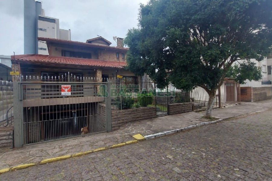 Casa com 340m², 3 dormitórios, 3 vagas, no bairro Panazzolo em Caxias do Sul para Comprar