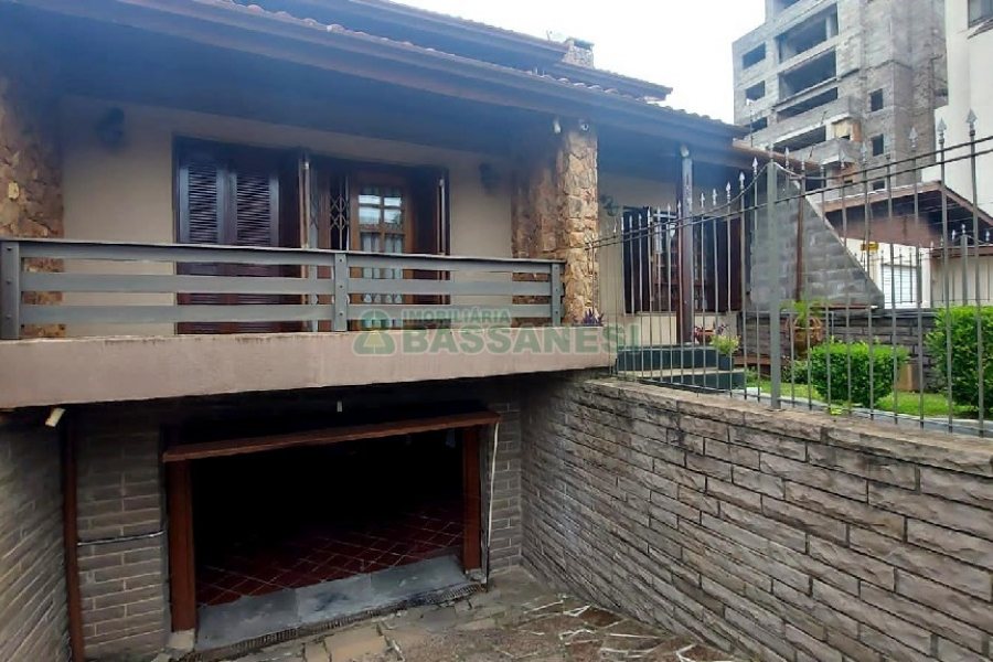Casa com 340m², 3 dormitórios, 3 vagas, no bairro Panazzolo em Caxias do Sul para Comprar
