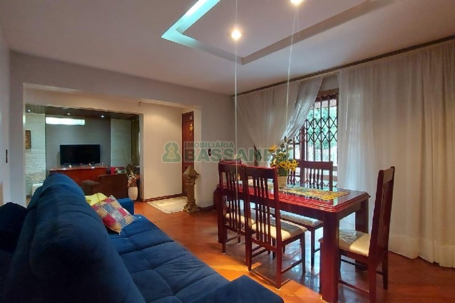 Casa com 340m², 3 dormitórios, 3 vagas, no bairro Panazzolo em Caxias do Sul para Comprar