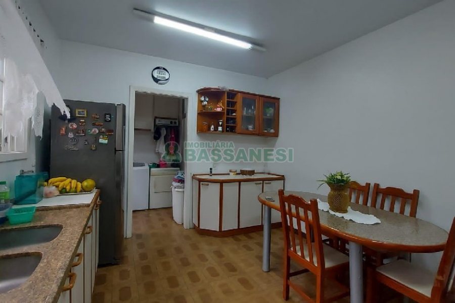 Casa com 340m², 3 dormitórios, 3 vagas, no bairro Panazzolo em Caxias do Sul para Comprar