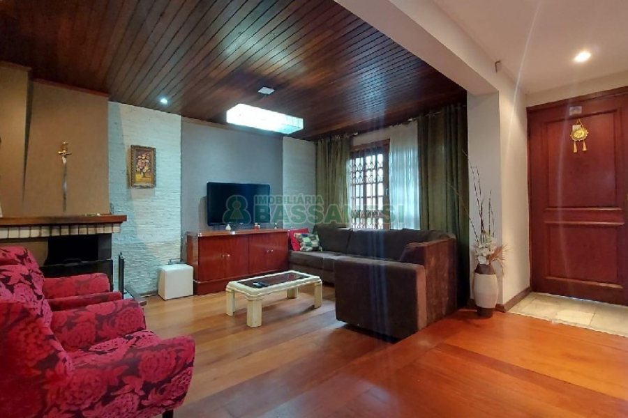 Casa com 340m², 3 dormitórios, 3 vagas, no bairro Panazzolo em Caxias do Sul para Comprar