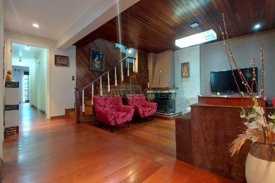 Casa com 340m², 3 dormitórios, 3 vagas, no bairro Panazzolo em Caxias do Sul para Comprar