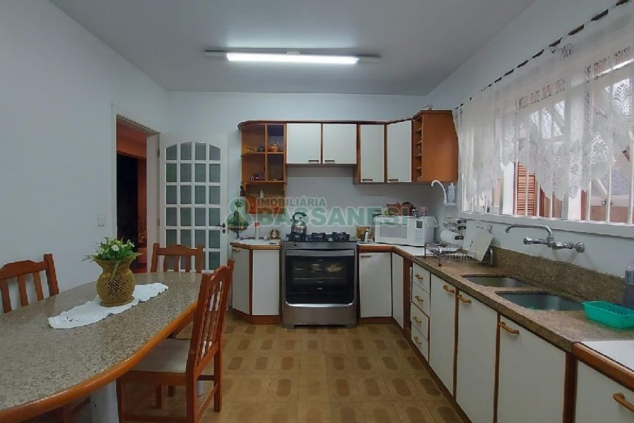 Casa com 340m², 3 dormitórios, 3 vagas, no bairro Panazzolo em Caxias do Sul para Comprar