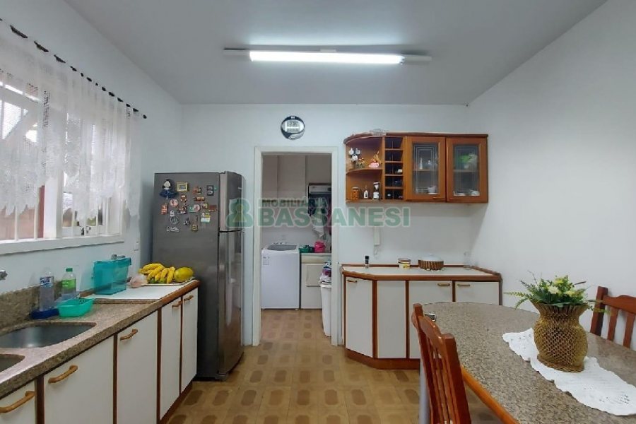 Casa com 340m², 3 dormitórios, 3 vagas, no bairro Panazzolo em Caxias do Sul para Comprar