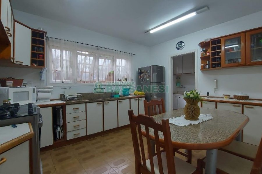 Casa com 340m², 3 dormitórios, 3 vagas, no bairro Panazzolo em Caxias do Sul para Comprar