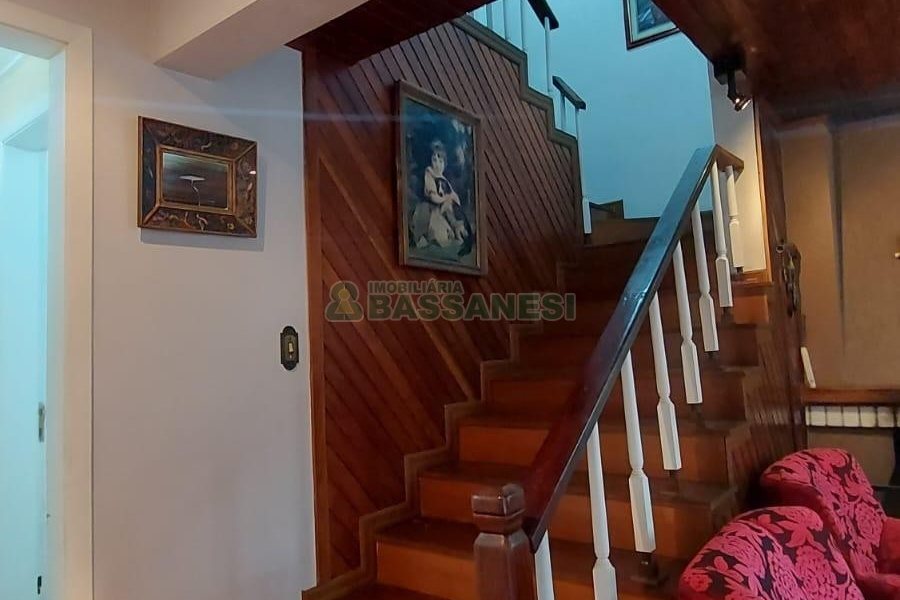 Casa com 340m², 3 dormitórios, 3 vagas, no bairro Panazzolo em Caxias do Sul para Comprar