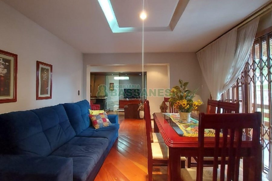 Casa com 340m², 3 dormitórios, 3 vagas, no bairro Panazzolo em Caxias do Sul para Comprar