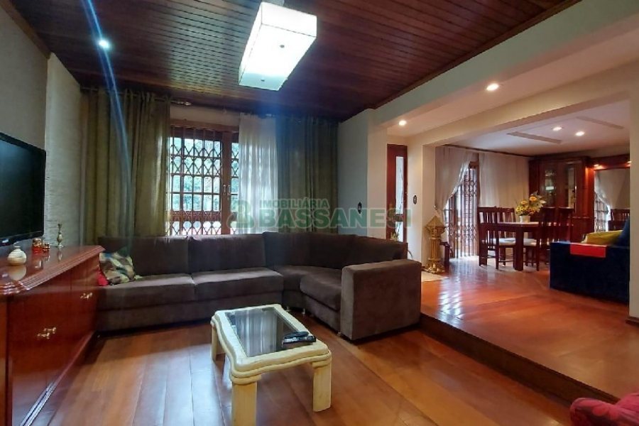 Casa com 340m², 3 dormitórios, 3 vagas, no bairro Panazzolo em Caxias do Sul para Comprar