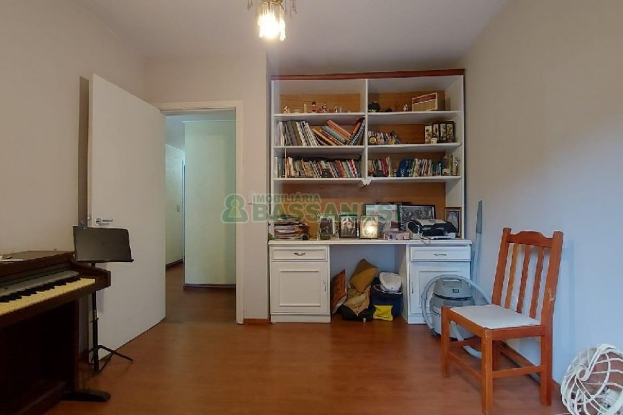 Casa com 340m², 3 dormitórios, 3 vagas, no bairro Panazzolo em Caxias do Sul para Comprar