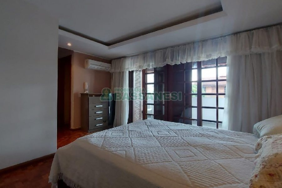 Casa com 340m², 3 dormitórios, 3 vagas, no bairro Panazzolo em Caxias do Sul para Comprar