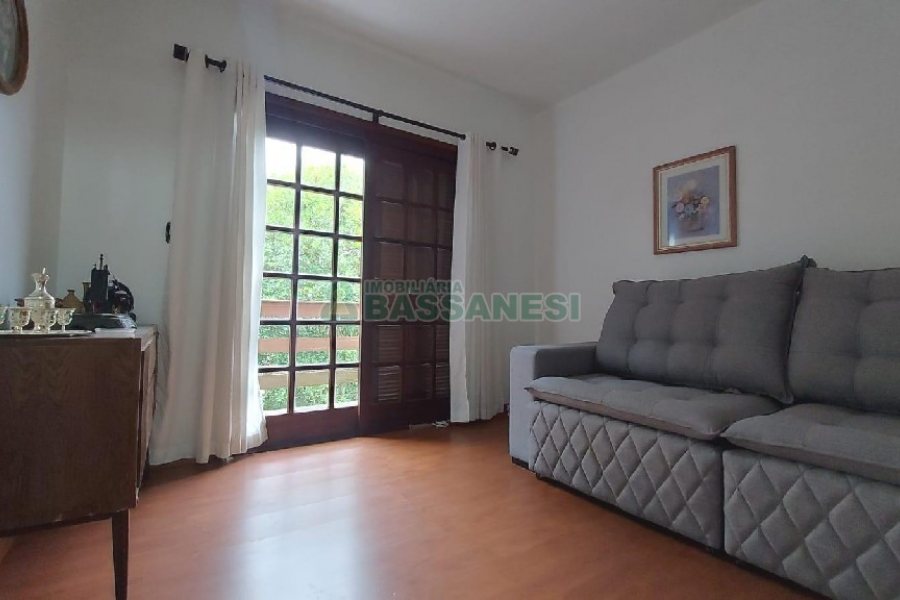 Casa com 340m², 3 dormitórios, 3 vagas, no bairro Panazzolo em Caxias do Sul para Comprar