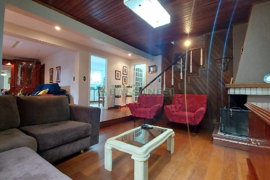 Casa com 340m², 3 dormitórios, 3 vagas, no bairro Panazzolo em Caxias do Sul para Comprar