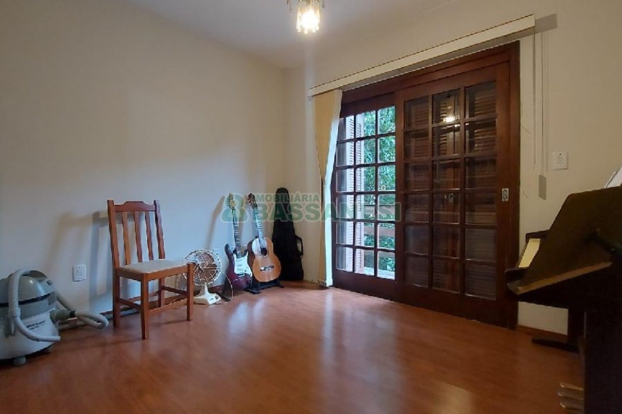 Casa com 340m², 3 dormitórios, 3 vagas, no bairro Panazzolo em Caxias do Sul para Comprar