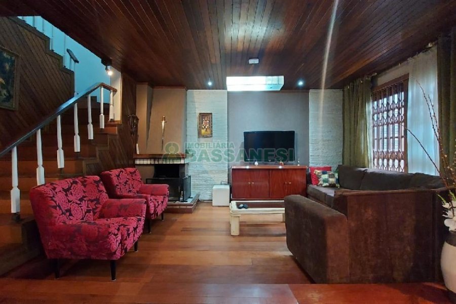 Casa com 340m², 3 dormitórios, 3 vagas, no bairro Panazzolo em Caxias do Sul para Comprar