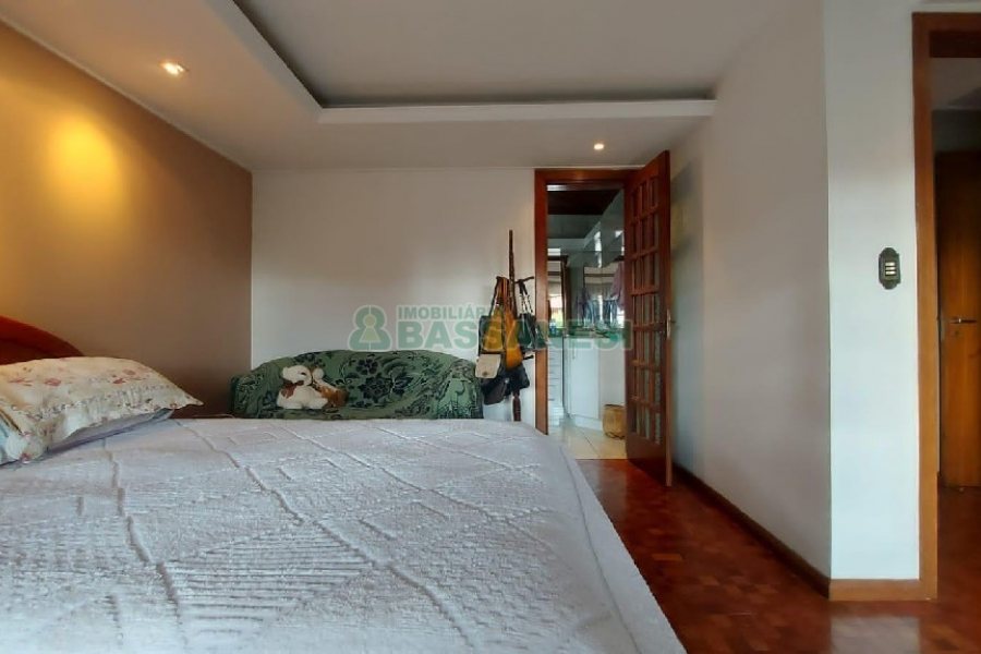 Casa com 340m², 3 dormitórios, 3 vagas, no bairro Panazzolo em Caxias do Sul para Comprar