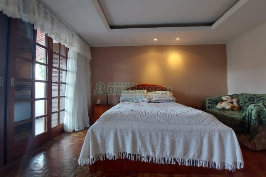 Casa com 340m², 3 dormitórios, 3 vagas, no bairro Panazzolo em Caxias do Sul para Comprar