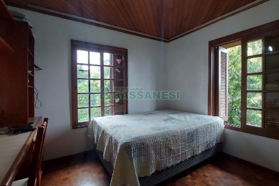 Casa com 340m², 3 dormitórios, 3 vagas, no bairro Panazzolo em Caxias do Sul para Comprar