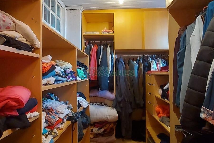 Casa com 340m², 3 dormitórios, 3 vagas, no bairro Panazzolo em Caxias do Sul para Comprar