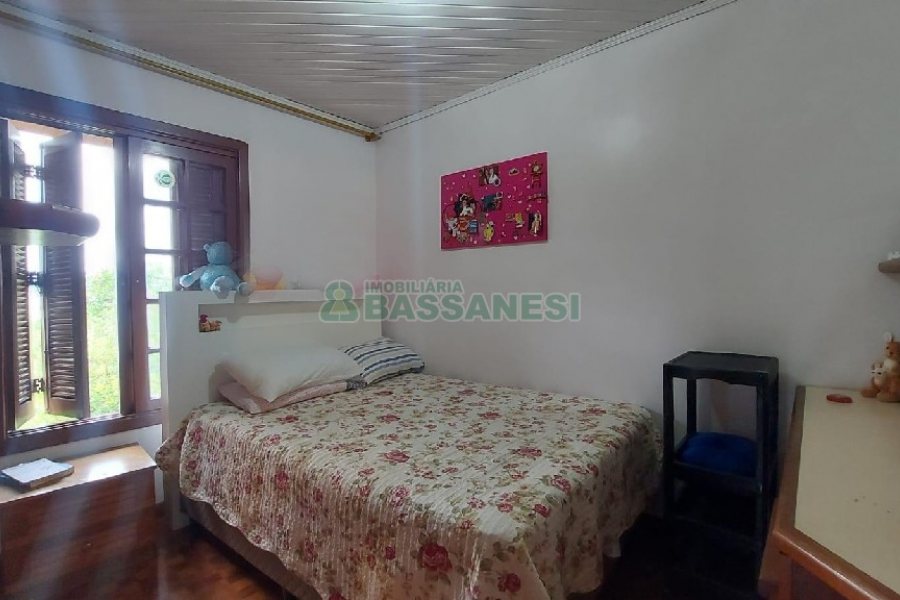 Casa com 340m², 3 dormitórios, 3 vagas, no bairro Panazzolo em Caxias do Sul para Comprar