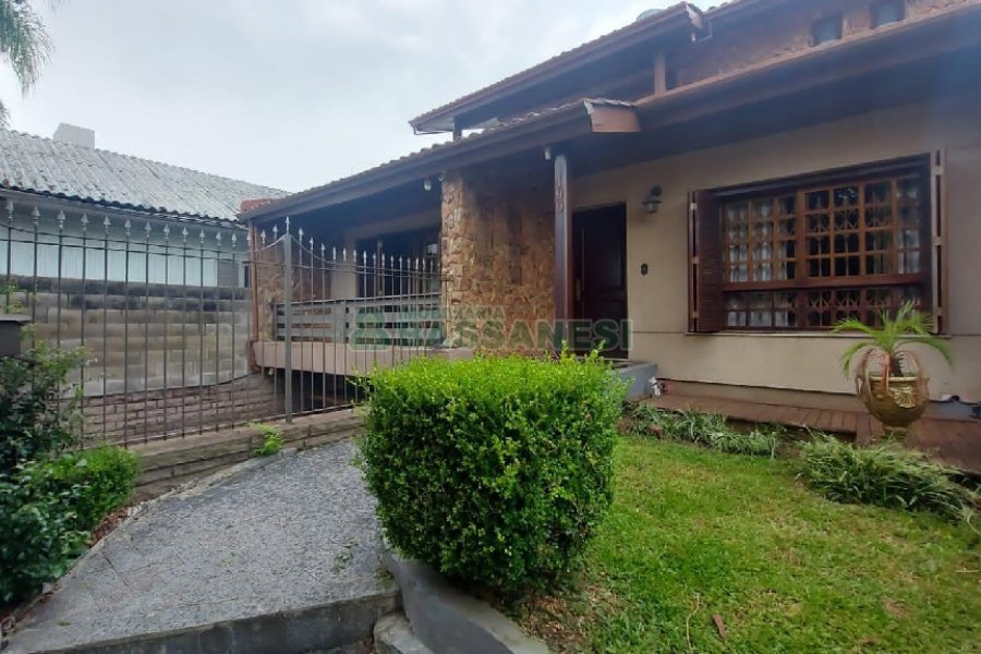 Casa com 340m², 3 dormitórios, 3 vagas, no bairro Panazzolo em Caxias do Sul para Comprar