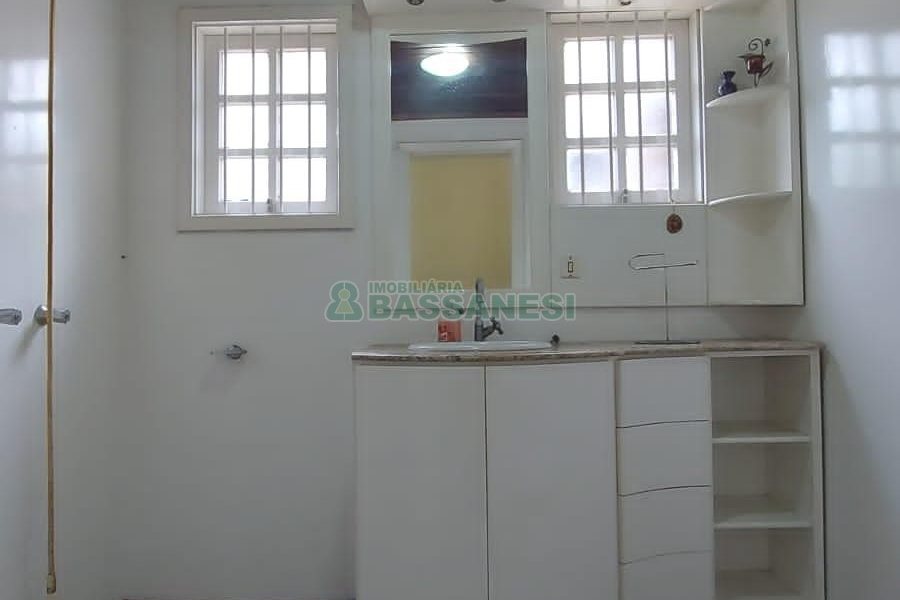 Casa com 340m², 3 dormitórios, 3 vagas, no bairro Panazzolo em Caxias do Sul para Comprar