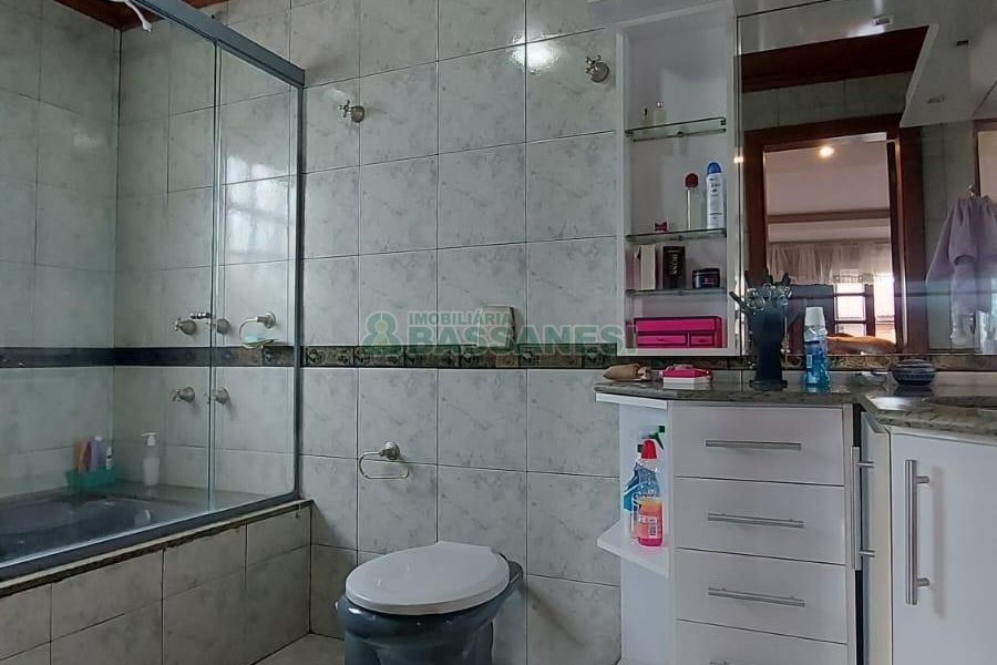 Casa com 340m², 3 dormitórios, 3 vagas, no bairro Panazzolo em Caxias do Sul para Comprar