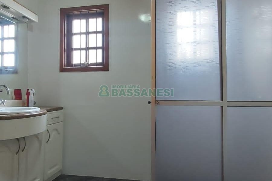 Casa com 340m², 3 dormitórios, 3 vagas, no bairro Panazzolo em Caxias do Sul para Comprar