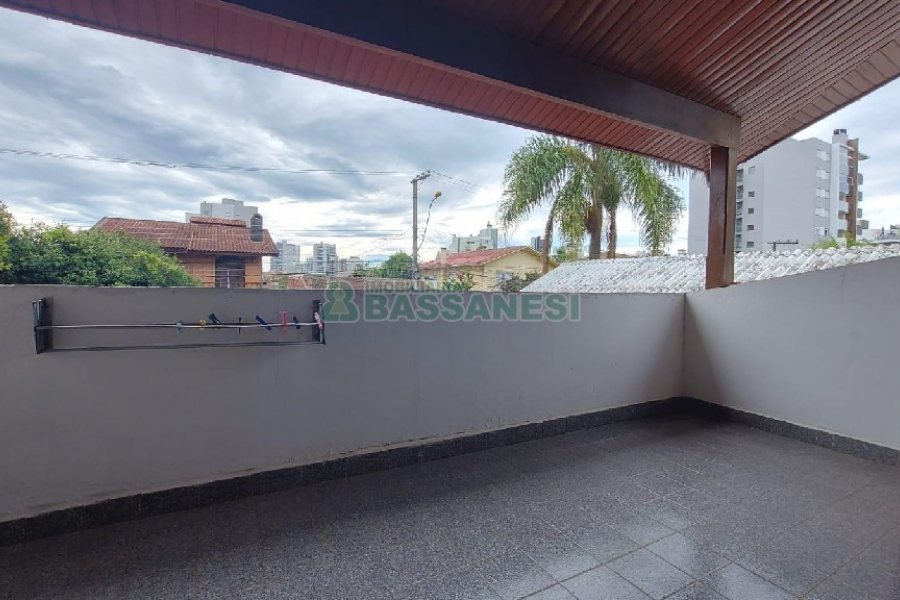 Casa com 340m², 3 dormitórios, 3 vagas, no bairro Panazzolo em Caxias do Sul para Comprar