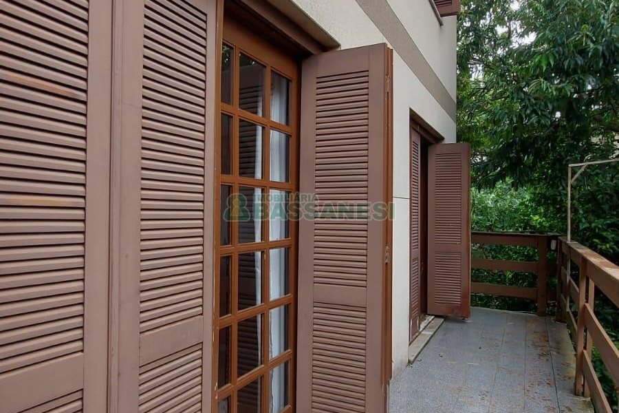 Casa com 340m², 3 dormitórios, 3 vagas, no bairro Panazzolo em Caxias do Sul para Comprar