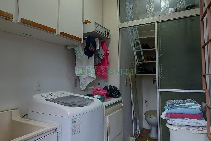 Casa com 340m², 3 dormitórios, 3 vagas, no bairro Panazzolo em Caxias do Sul para Comprar