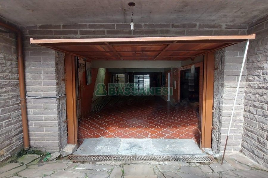 Casa com 340m², 3 dormitórios, 3 vagas, no bairro Panazzolo em Caxias do Sul para Comprar