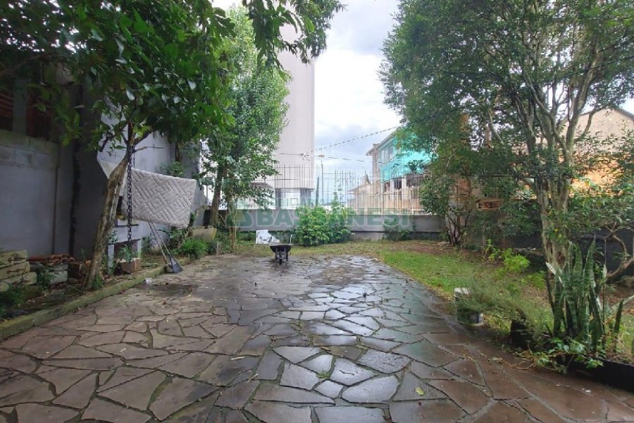 Casa com 340m², 3 dormitórios, 3 vagas, no bairro Panazzolo em Caxias do Sul para Comprar