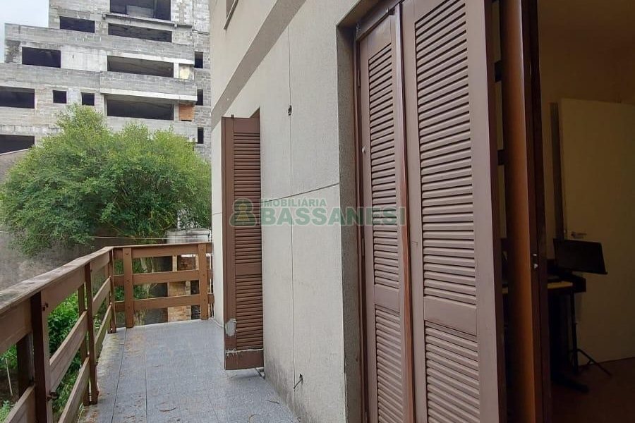 Casa com 340m², 3 dormitórios, 3 vagas, no bairro Panazzolo em Caxias do Sul para Comprar