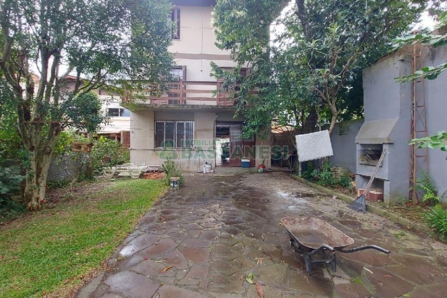 Casa com 340m², 3 dormitórios, 3 vagas, no bairro Panazzolo em Caxias do Sul para Comprar
