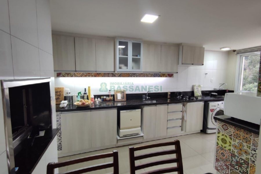 Apto Mobiliado com 86m², 2 dormitórios, 2 vagas, no bairro Cinqüentenário em Caxias do Sul para Alugar