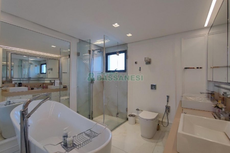 Apto Mobiliado com 304m², 3 dormitórios, 5 vagas, no bairro São Pelegrino em Caxias do Sul para Alugar