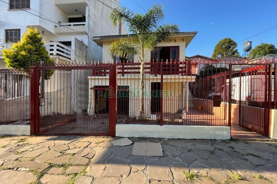 Casa com 180m², 3 dormitórios, 2 vagas, no bairro Rio Branco em Caxias do Sul para Comprar