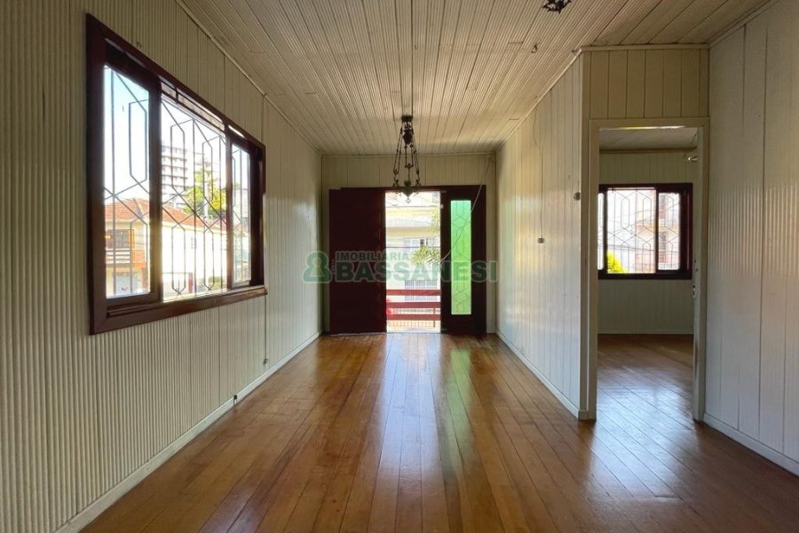Casa com 180m², 3 dormitórios, 2 vagas, no bairro Rio Branco em Caxias do Sul para Comprar