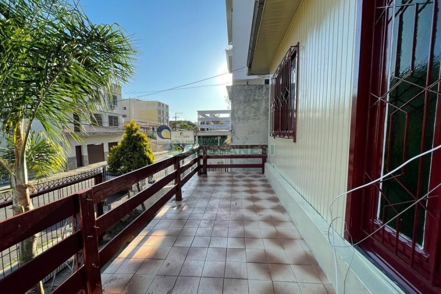 Casa com 180m², 3 dormitórios, 2 vagas, no bairro Rio Branco em Caxias do Sul para Comprar