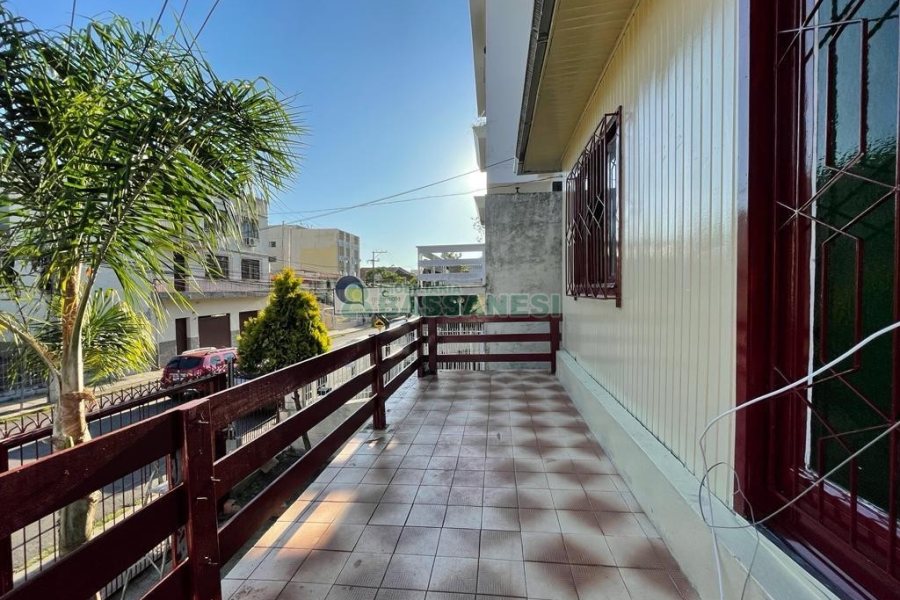 Casa com 180m², 3 dormitórios, 2 vagas, no bairro Rio Branco em Caxias do Sul para Comprar