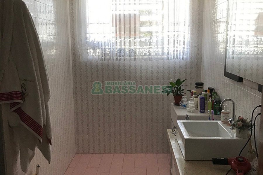 Casa com 187m², 5 dormitórios, 2 vagas, no bairro Pio X em Caxias do Sul para Comprar
