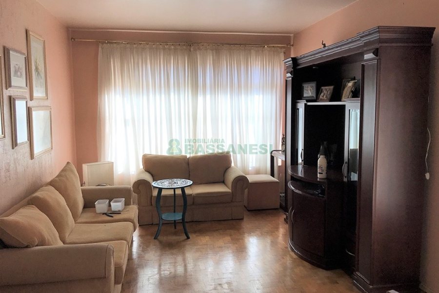 Casa com 187m², 5 dormitórios, 2 vagas, no bairro Pio X em Caxias do Sul para Comprar