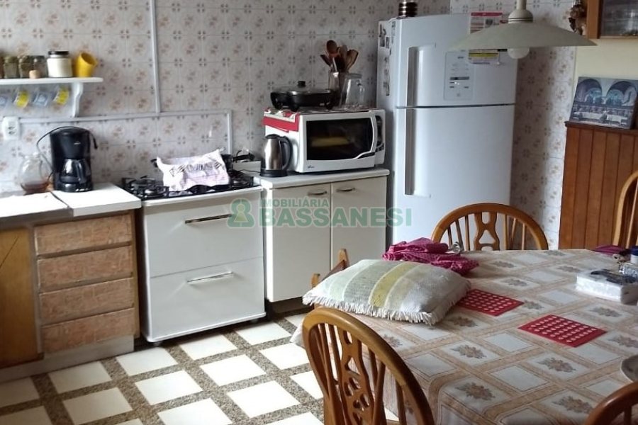 Casa com 187m², 5 dormitórios, 2 vagas, no bairro Pio X em Caxias do Sul para Comprar