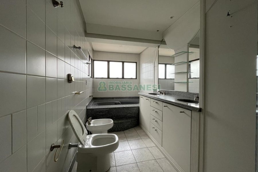 Apartamento com 260m², 2 dormitórios, 2 vagas, no bairro Centro em Caxias do Sul para Comprar