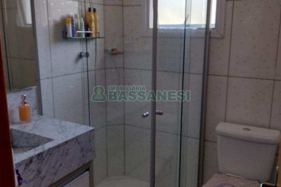 Sobrado com 84m², 2 dormitórios, 1 vaga, no bairro Charqueadas em Caxias do Sul para Comprar