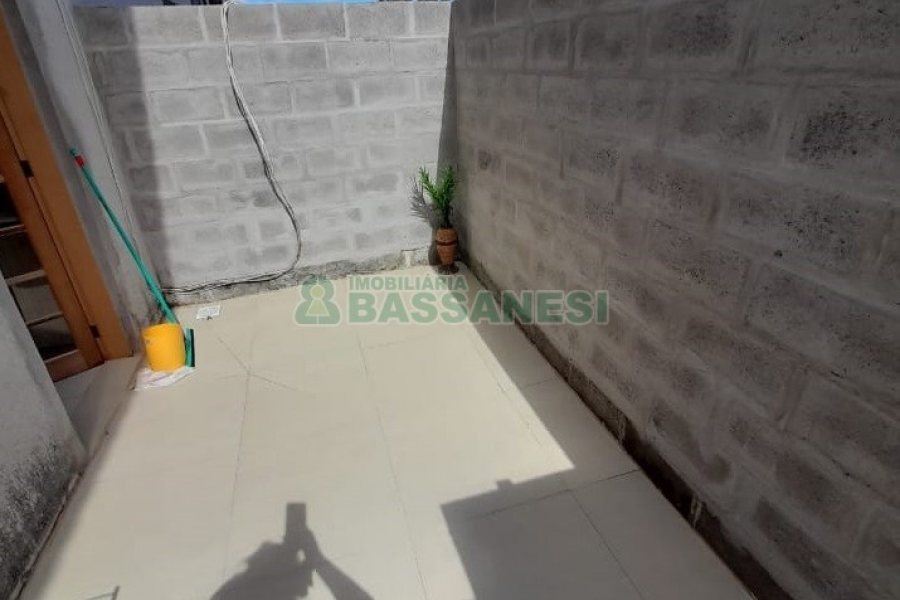 Sobrado com 84m², 2 dormitórios, 1 vaga, no bairro Charqueadas em Caxias do Sul para Comprar