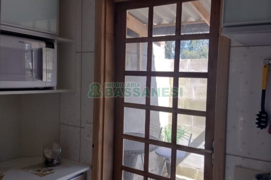 Sobrado com 84m², 2 dormitórios, 1 vaga, no bairro Charqueadas em Caxias do Sul para Comprar