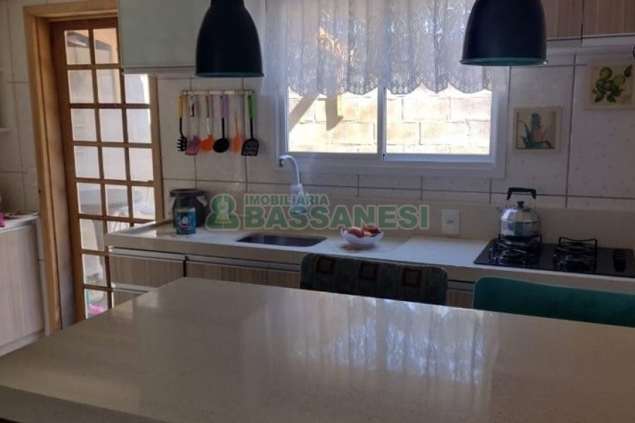 Sobrado com 84m², 2 dormitórios, 1 vaga, no bairro Charqueadas em Caxias do Sul para Comprar