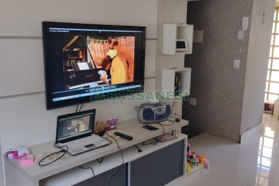 Sobrado com 84m², 2 dormitórios, 1 vaga, no bairro Charqueadas em Caxias do Sul para Comprar